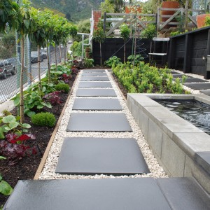 600x600 Sandy Charcoal Steppers in 20mm Ivory Stone